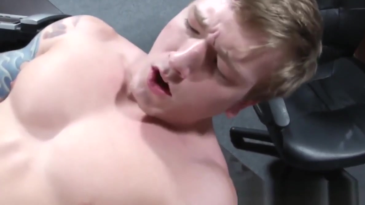 Gayoffice boss buttfucks clumsy jocky assistant