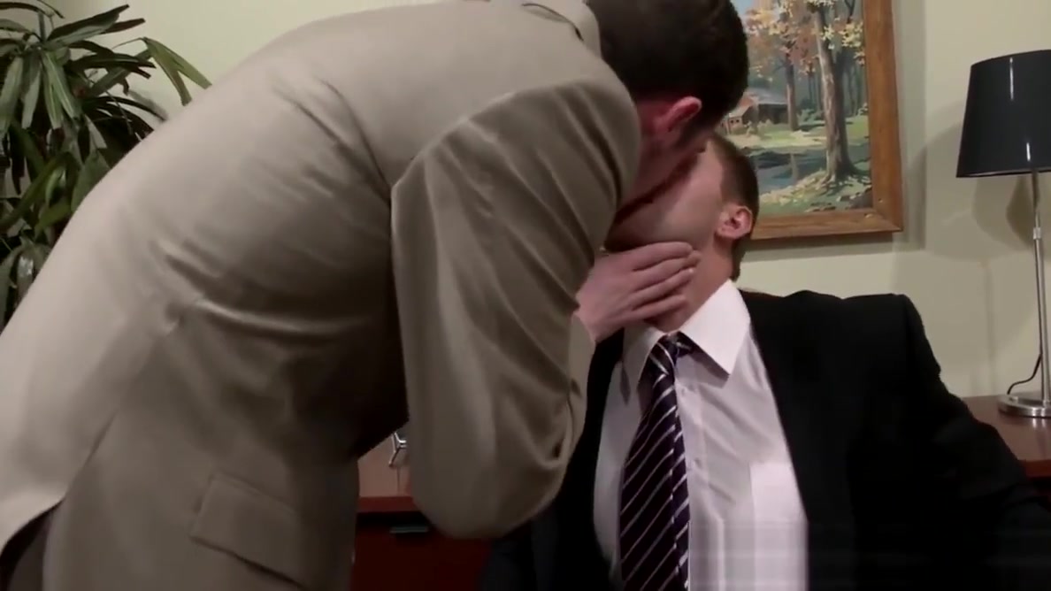 Ripped office studs buttfucking on desk