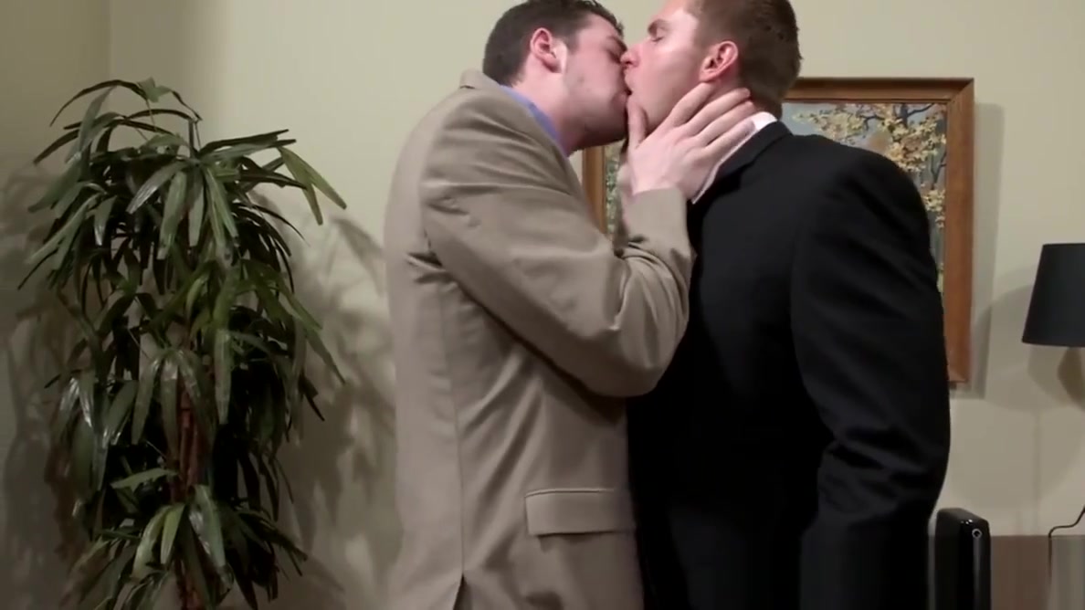 Ripped office studs buttfucking on desk