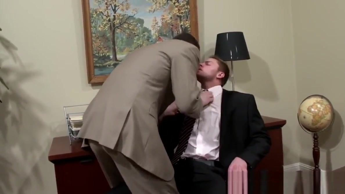 Ripped office studs buttfucking on desk