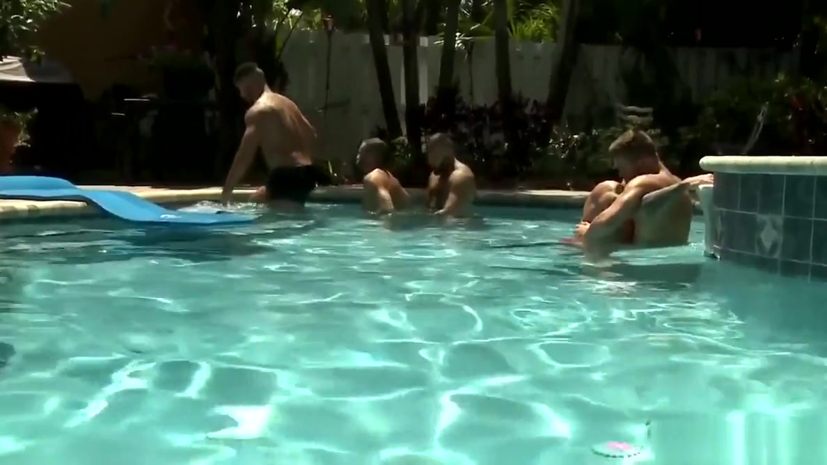 MenOver30 Daisy Chain At The Pool Party