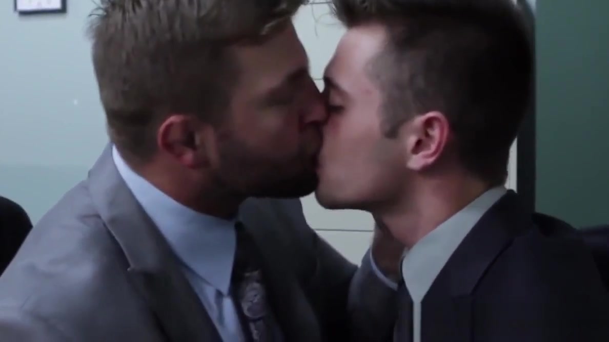 Ripped officehunk pounds nipplepierced newbie