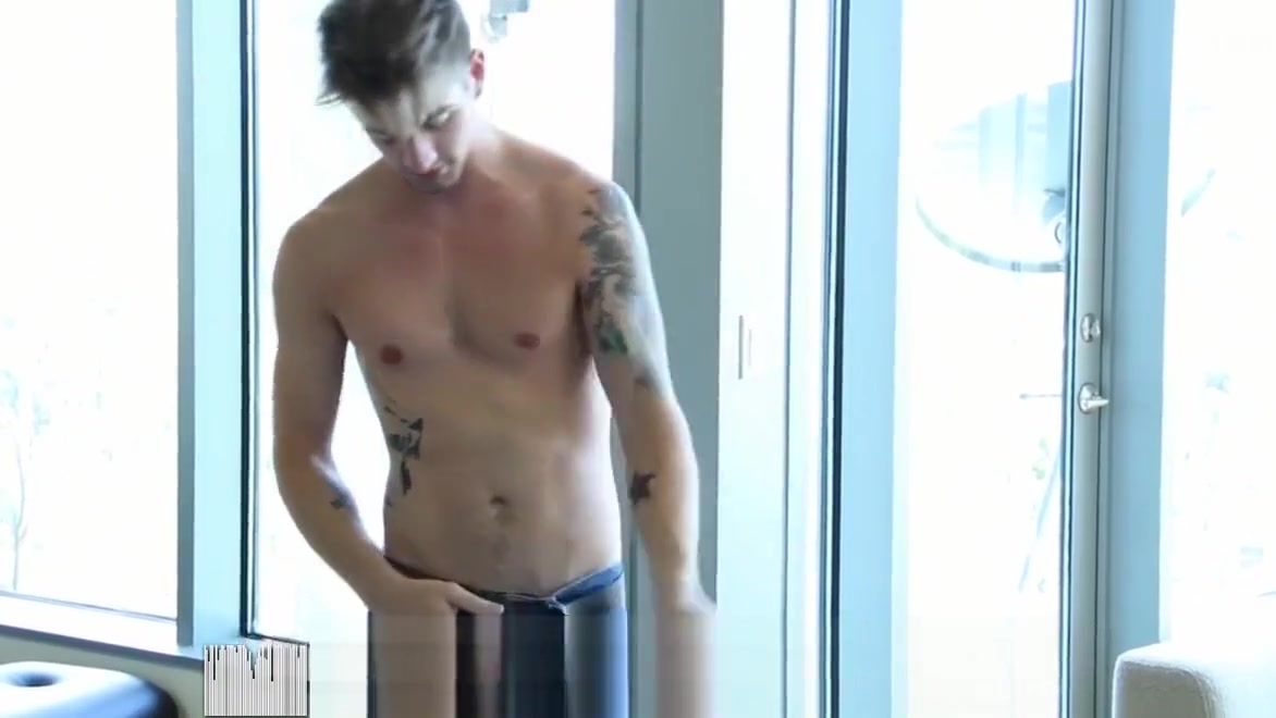 GayRoom Hot guy comes back home for a good fuck
