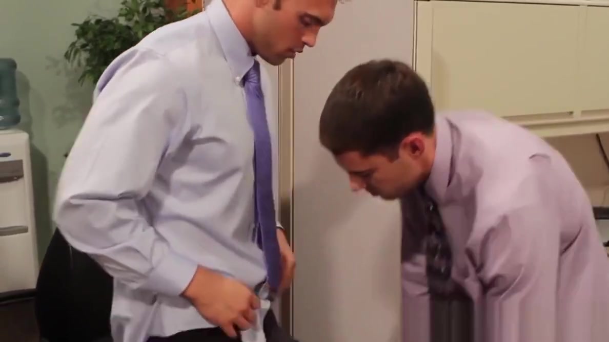Officesex muscle hunk sucks and fucked