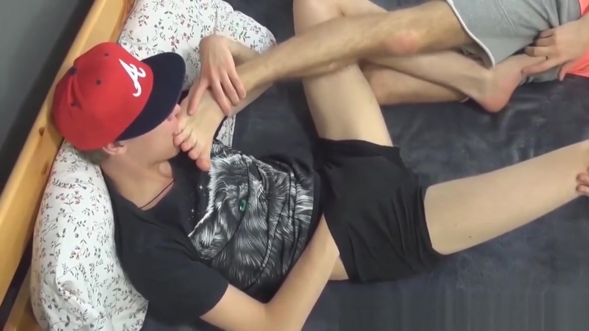 Twinks get horny after feet massage smelling and toe sucking