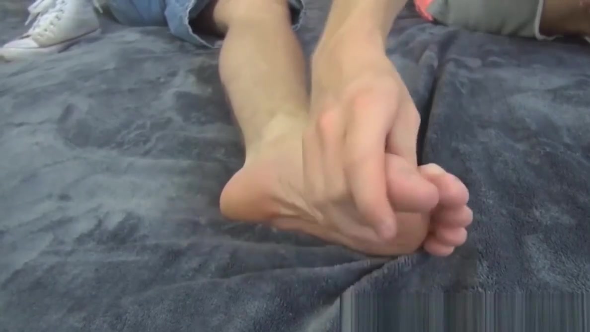 Twinks get horny after feet massage smelling and toe sucking