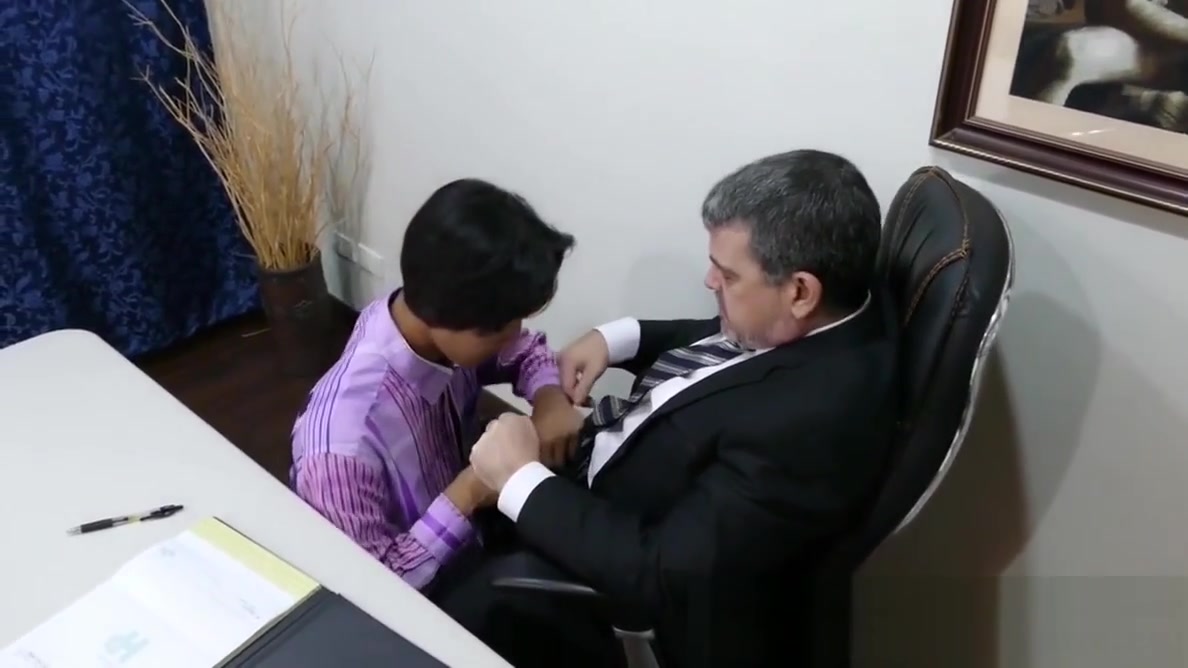 Pinoy twink doggystyled by office dilf