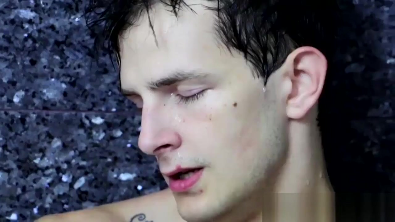 Sporty and horny twink Jessie getting steamy in the shower
