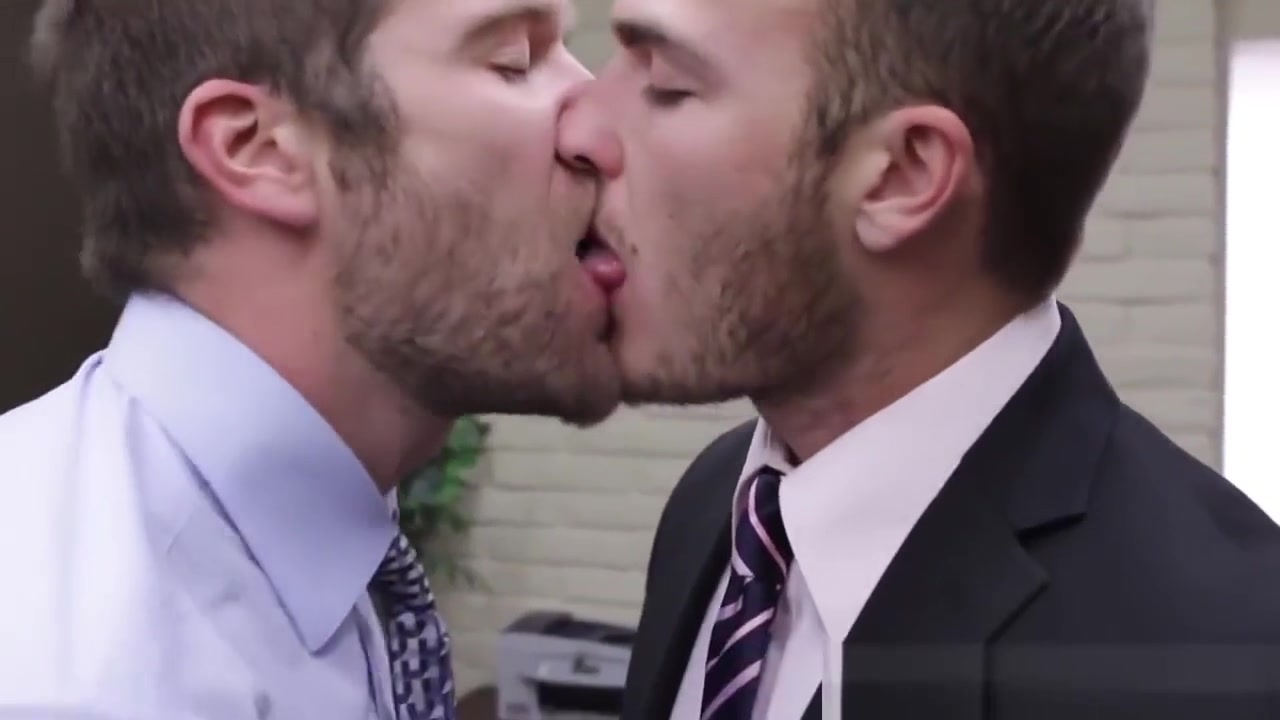 Office hunk sucks cock for his promotion