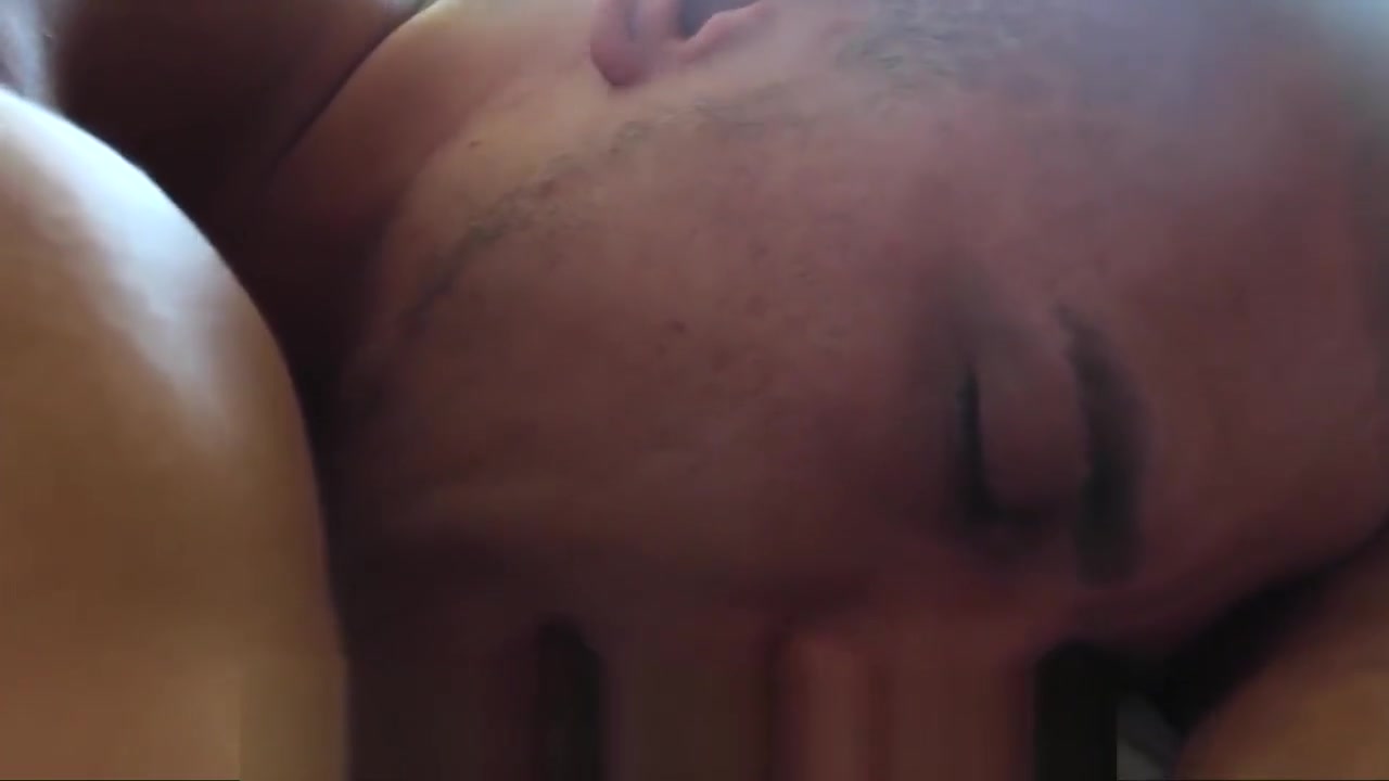 HD - GayRoom Hunk leaves a trail right up to his ass