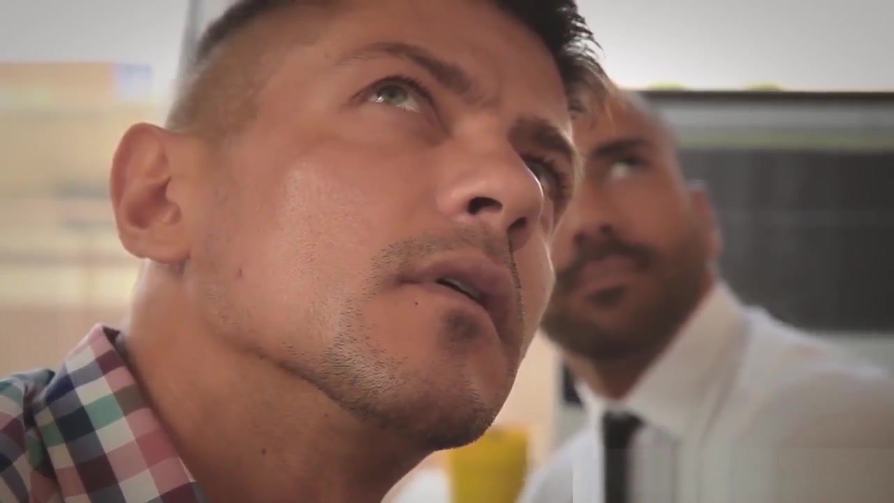 Muscular boss rims and fucks hunk in office