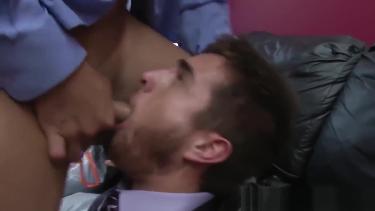 Muscular office hunk fucked by his boss