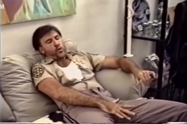 Policia follado por su novio peludo kinky