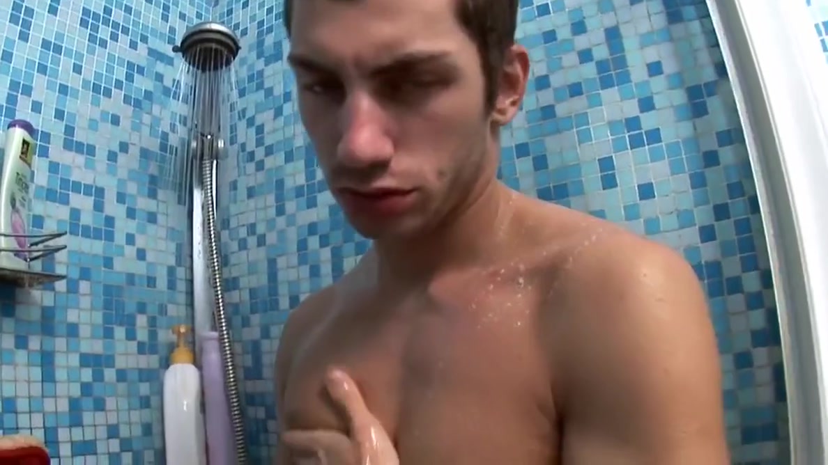 Tommy under shower