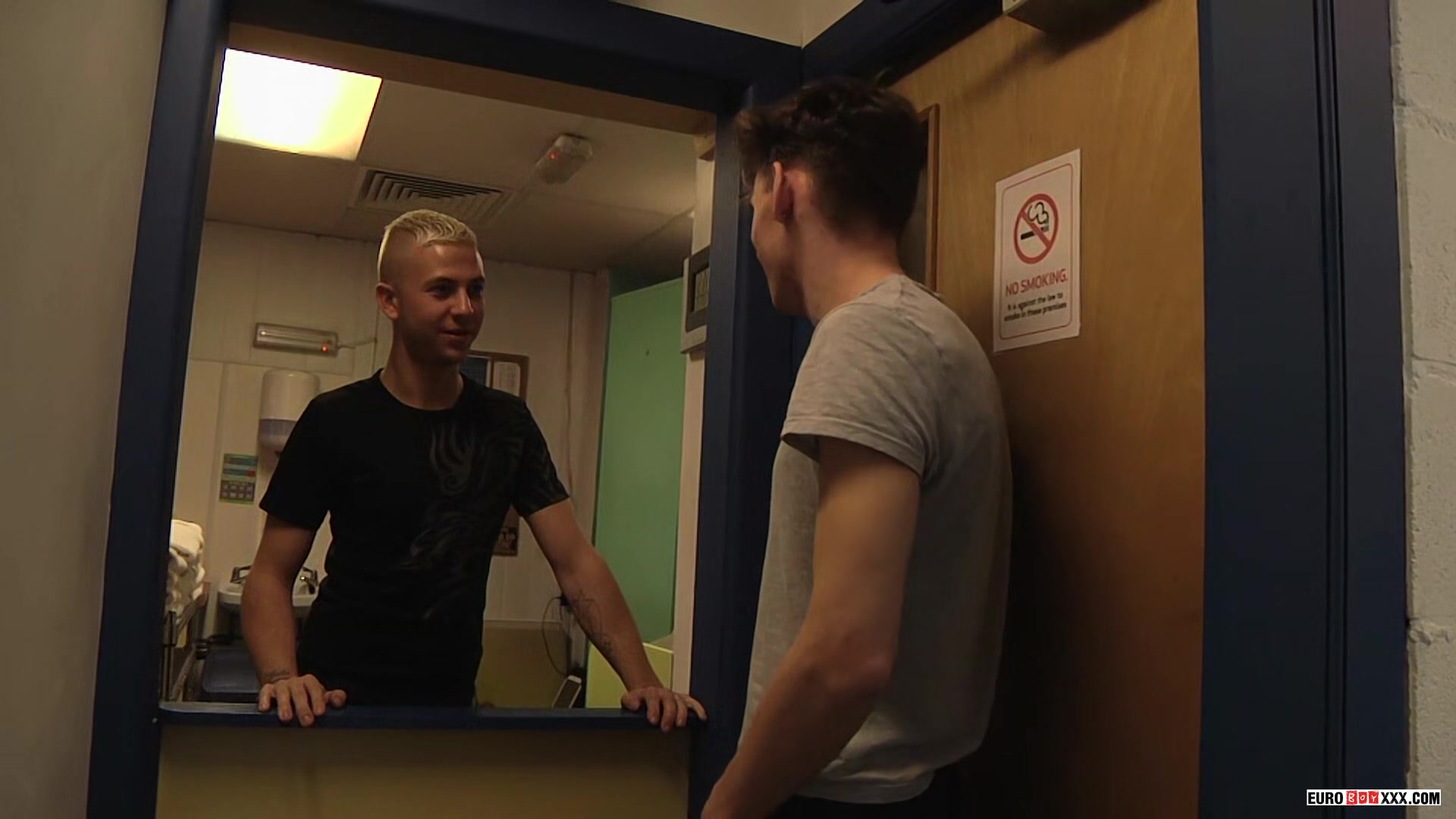 Hung Lad Exploring The Sauna! - Deacon Hunter & Oscar Roberts