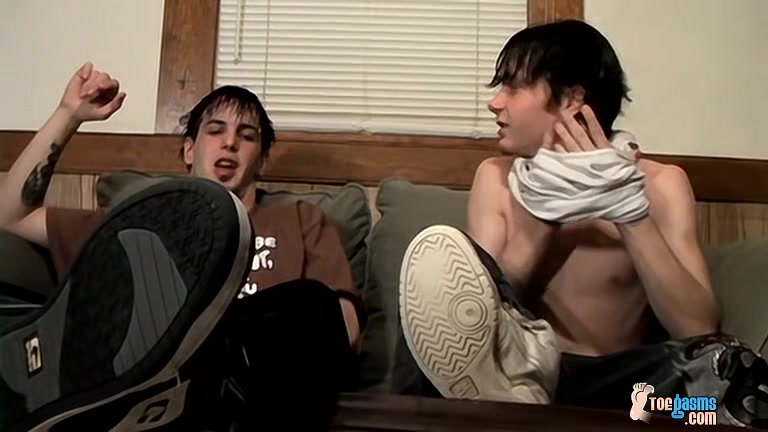 Barefoot Buddies Beat Off - Axel And Billy da Kidd