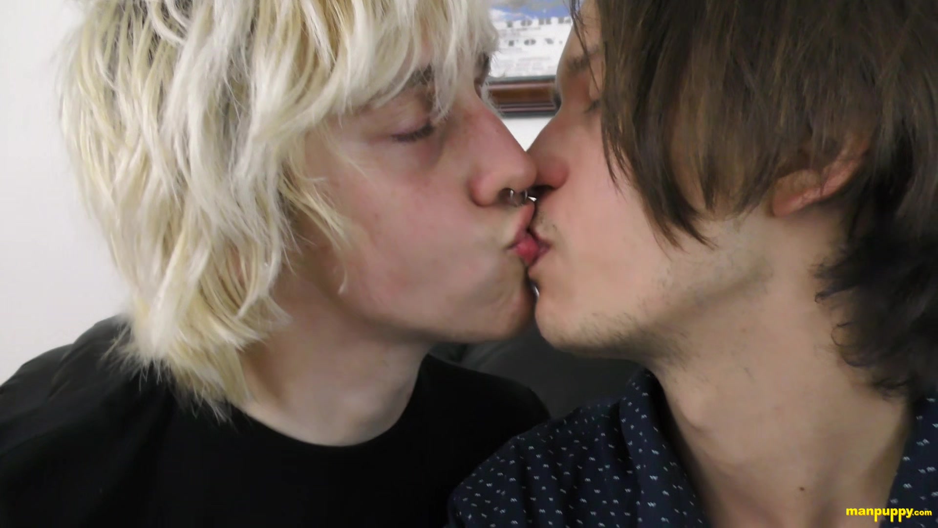 Hot Gay Kissing 23 - Zeke Wolf, Elis Ataxxx