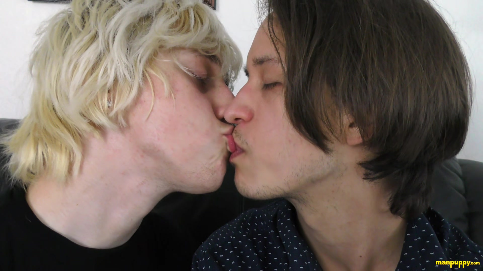 Hot Gay Kissing 23 - Zeke Wolf, Elis Ataxxx