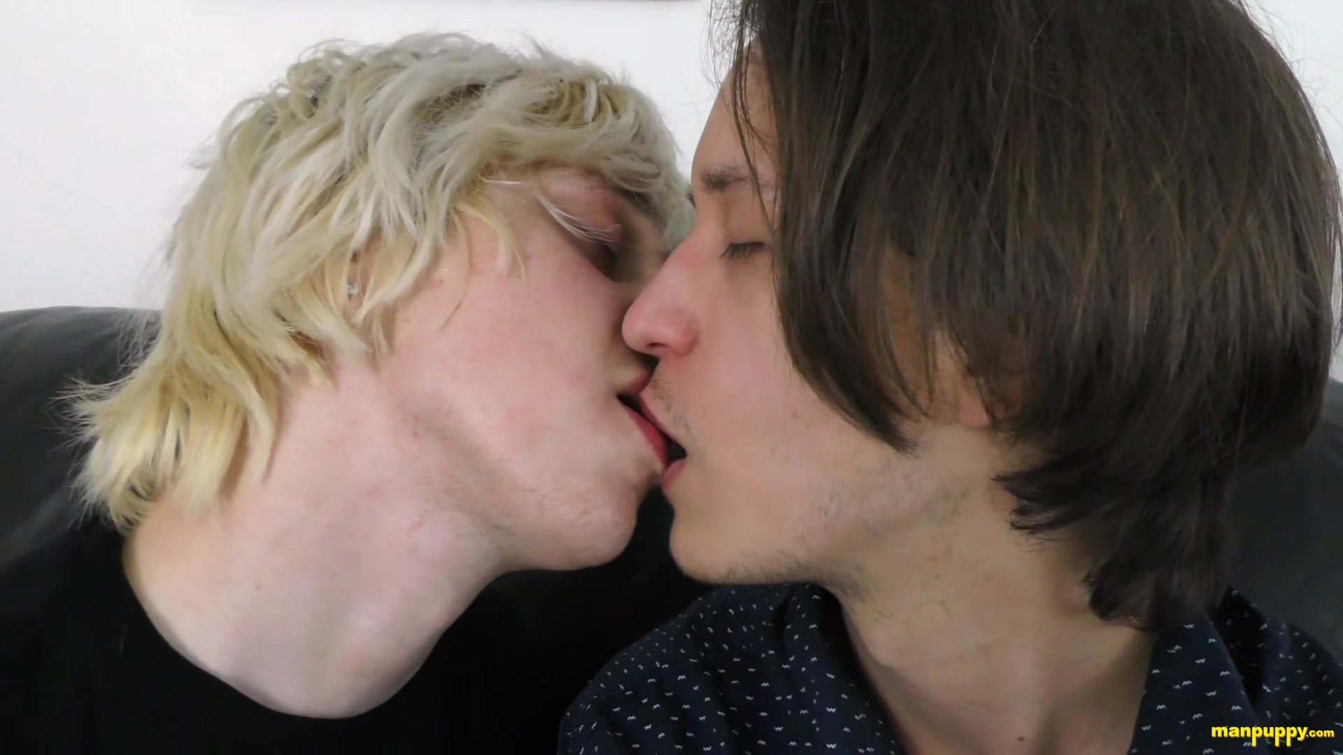 Hot Gay Kissing 23 - Zeke Wolf, Elis Ataxxx