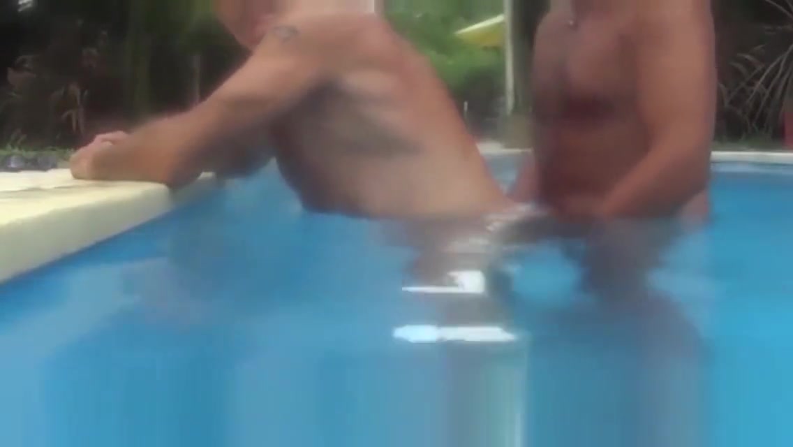 GAY DEEPTHROAT IN POOL by Nudemassage