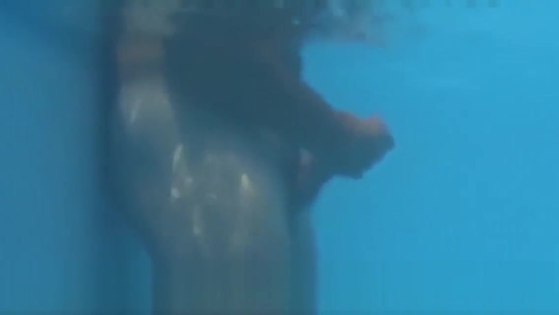 GAY DEEPTHROAT IN POOL by Nudemassage