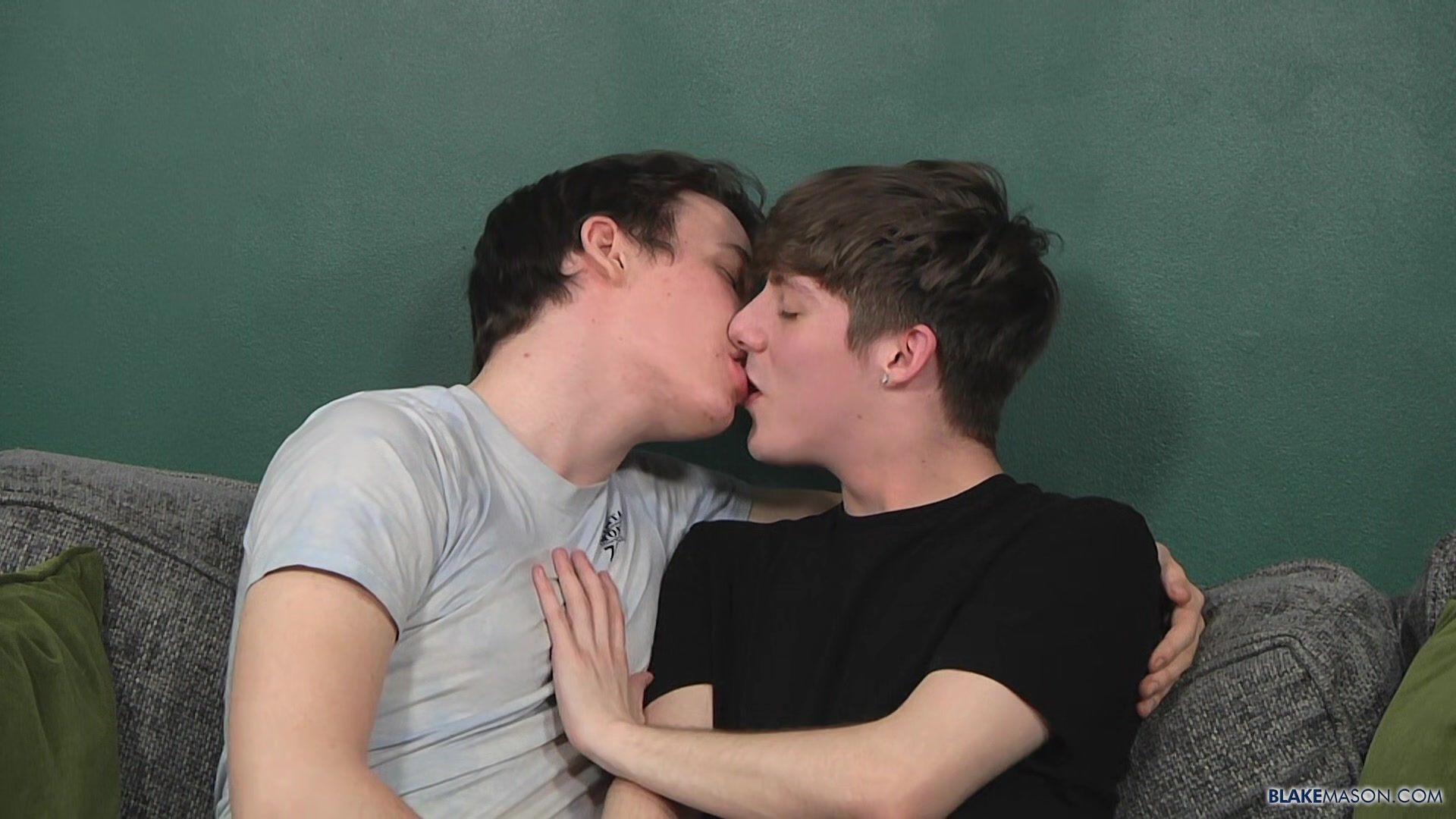 Filling Up New Twink Boy Leo - Justin Tiempo & Leo Summers