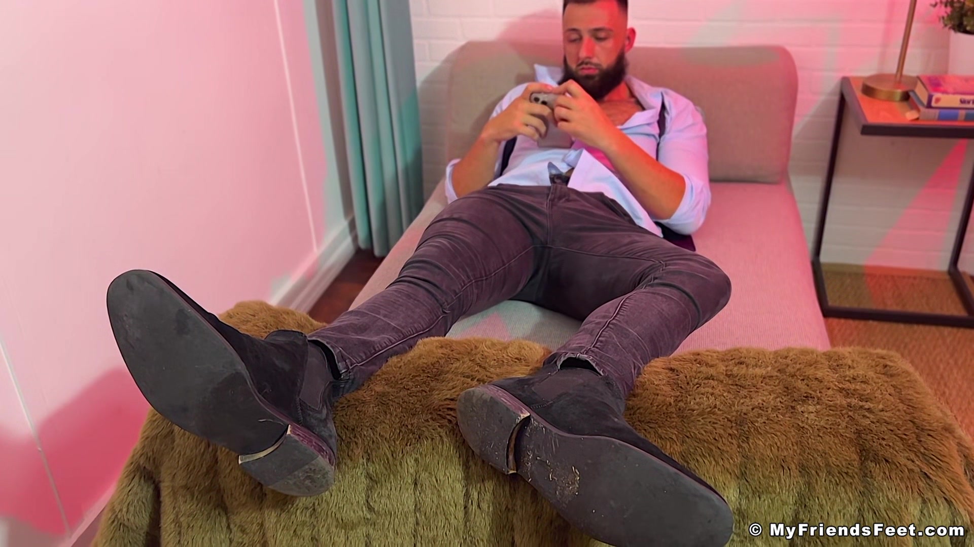 Spy On: Maui's Socks & Feet - Maui