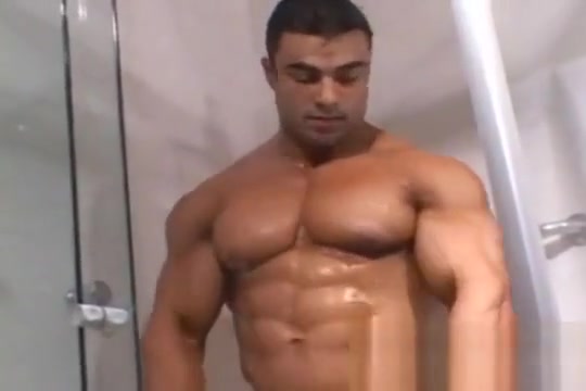 Eduardo jerks off in the shower