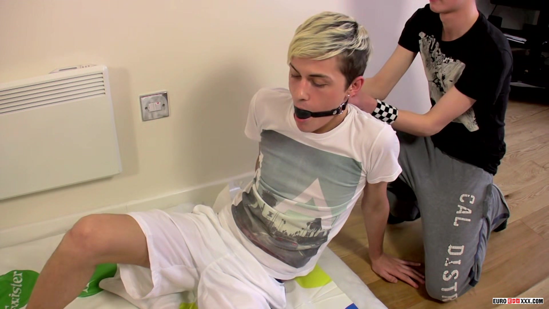 A Game Of Horny Twister! - Kyle Wilkinson & Skylar Blu