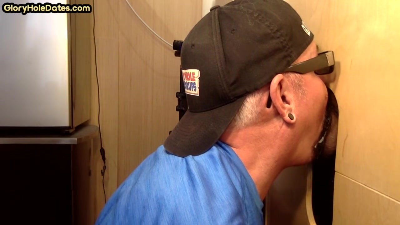 Gray gaydaddy giving head and tugjob to gloryhole top