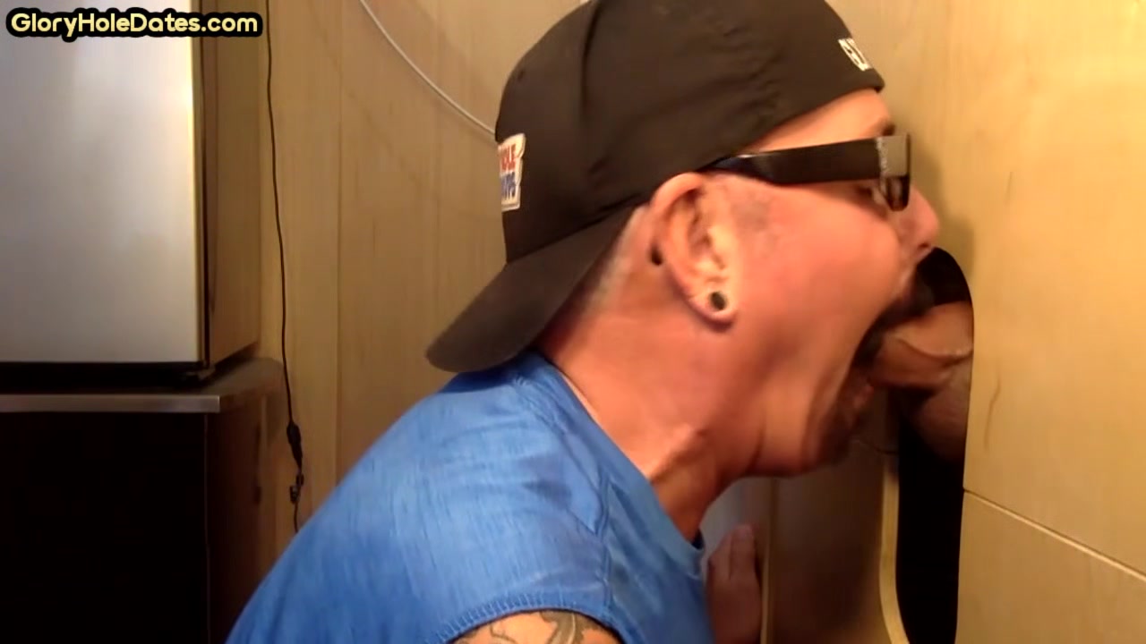 Gray gaydaddy giving head and tugjob to gloryhole top