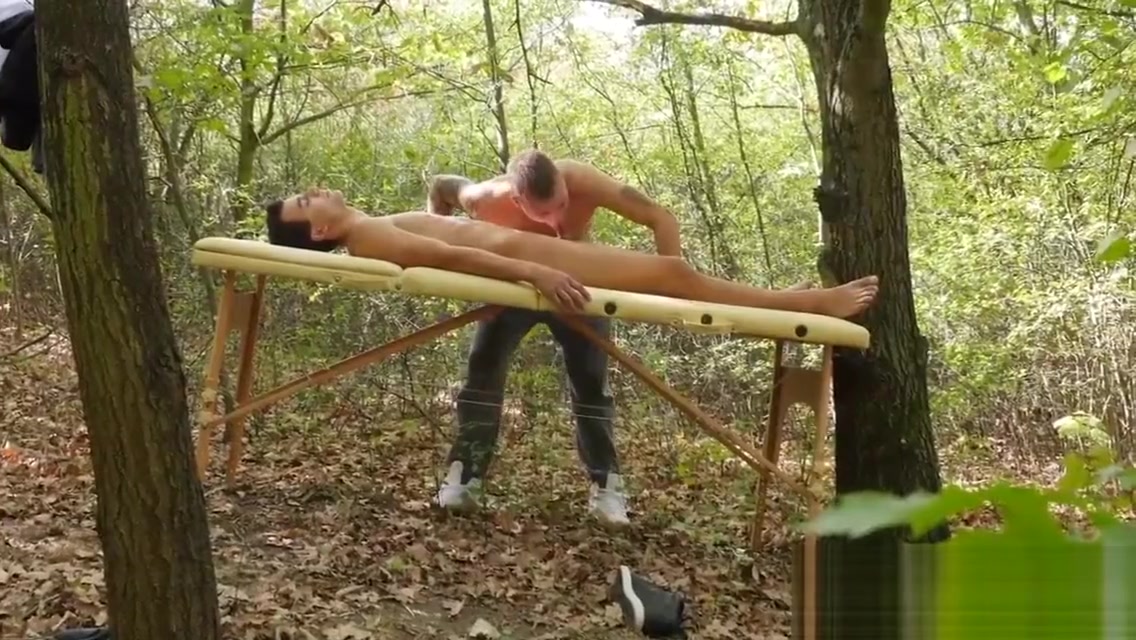 Stud jizzes massage table