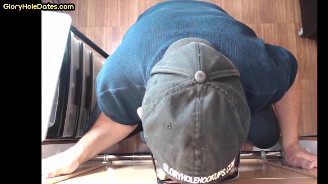 Mature DILF deepthroats gloryhole cock in amateur duo