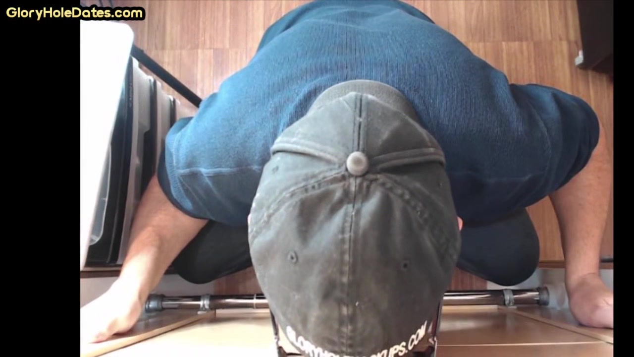 Mature DILF deepthroats gloryhole cock in amateur duo