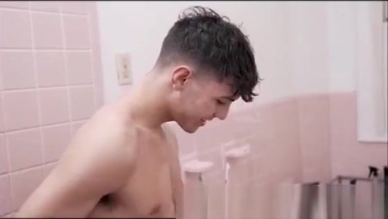 Sexy Twinks kiss and bareback in the shower