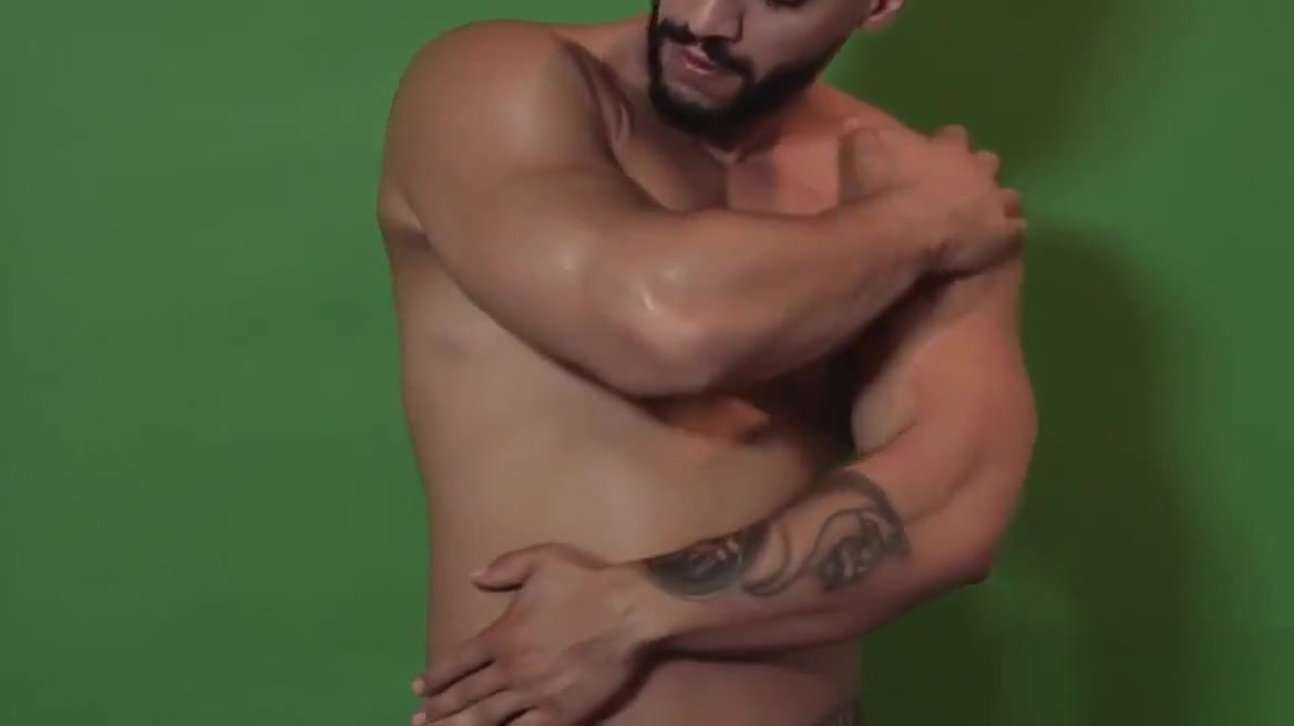 Sexy bulky dude masturbates during casting