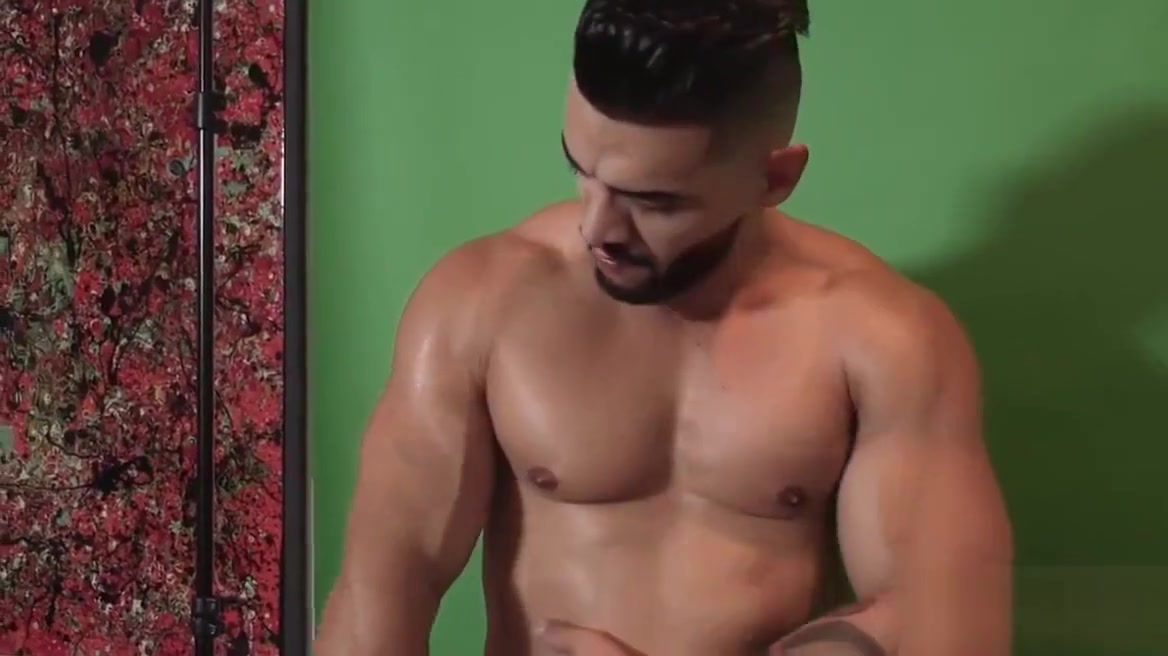 Sexy bulky dude masturbates during casting