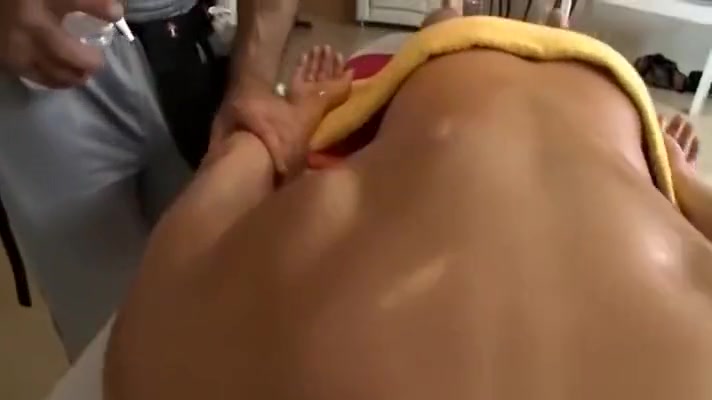 Massage guy doing his trick to seduce straight guy