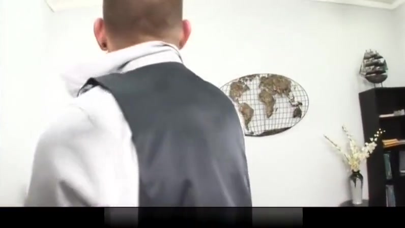 Gay businnes ass fucks office worker and gets facial