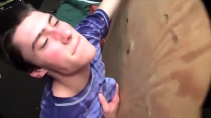 Dude jerking cock from gloryhole