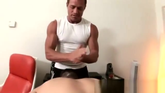 Dude gets a massage from a homo masseuse