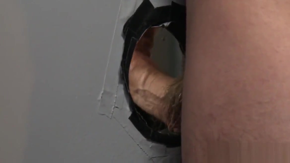 Mature guy at gloryhole sucks cock