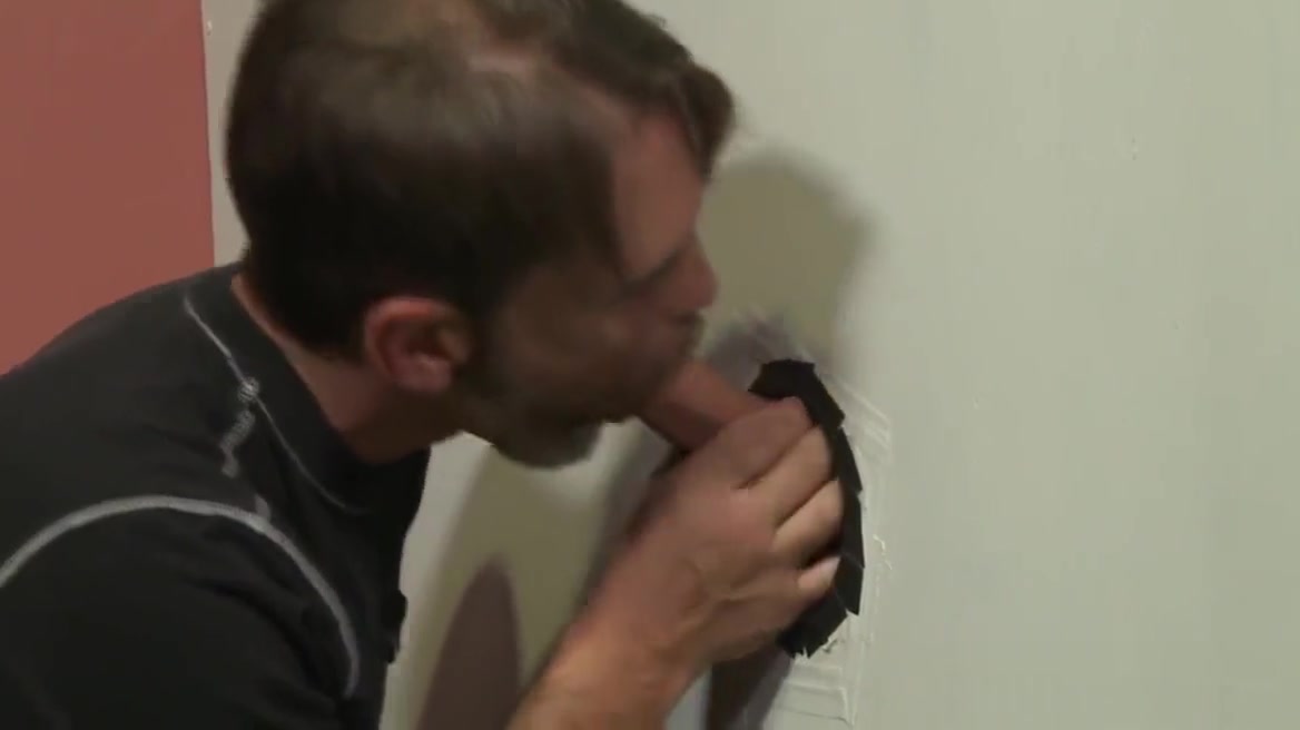 Mature guy at gloryhole sucks cock