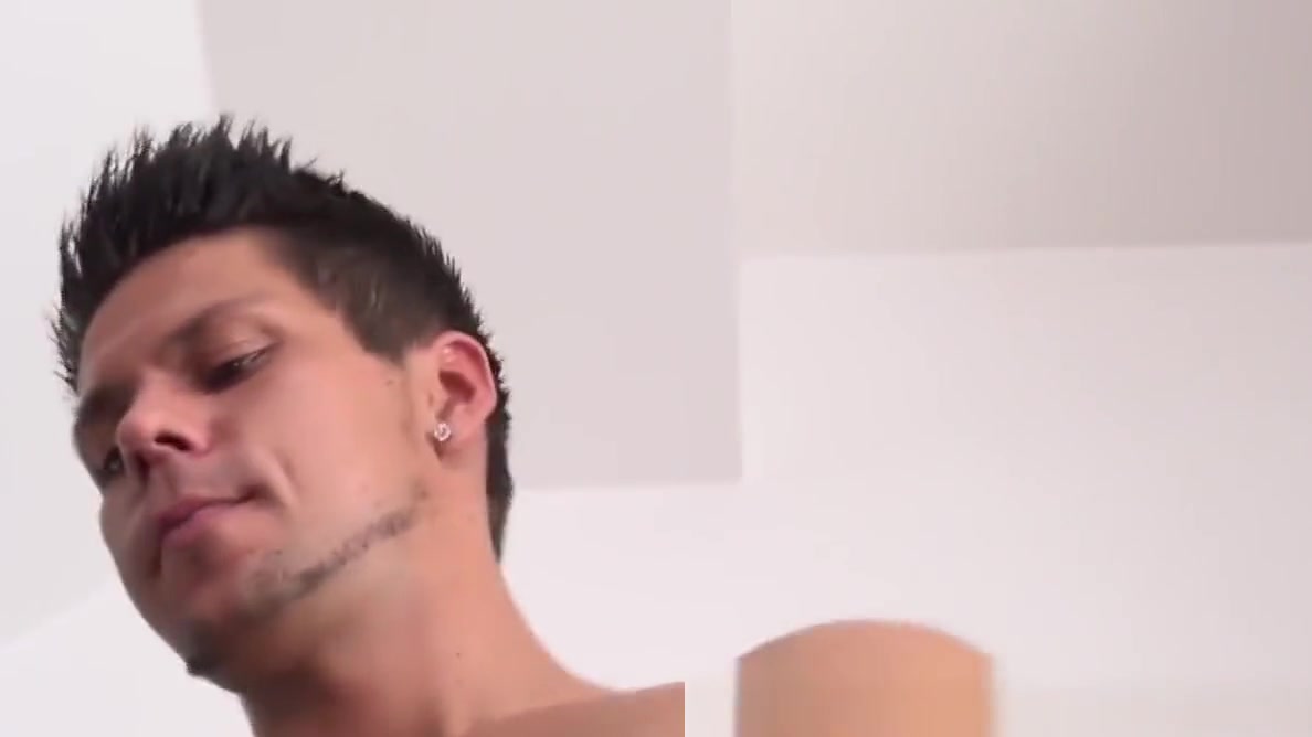 Athletic twink mouth jizzed after massage