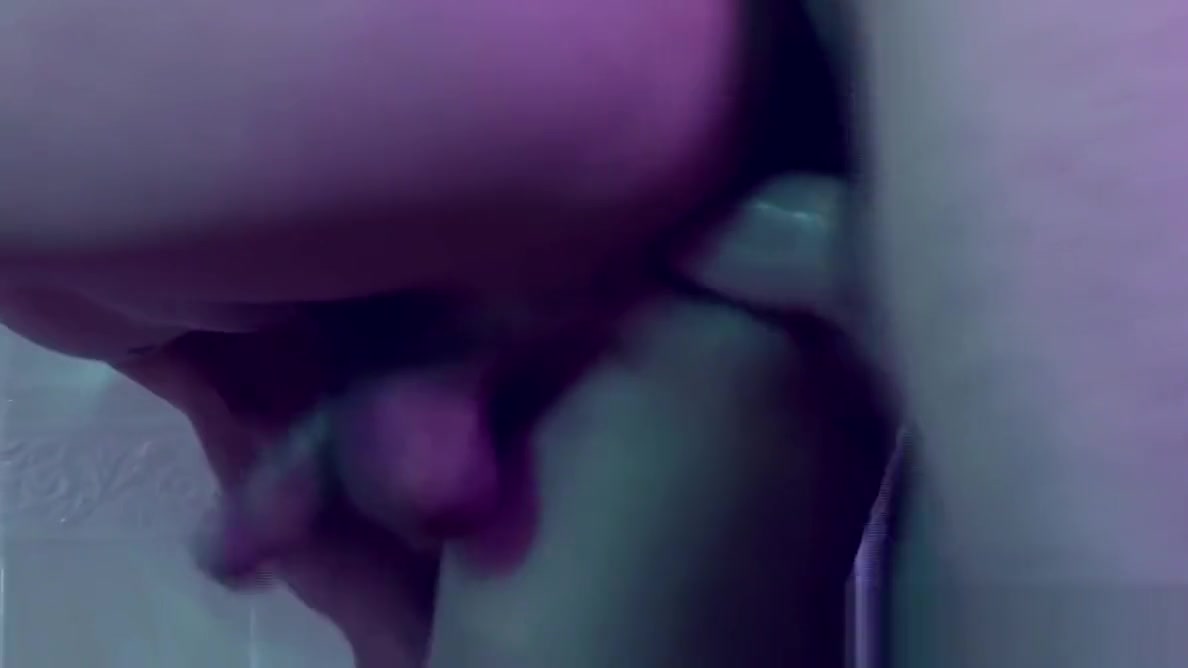 Shower hunks cumdropping after assfucking