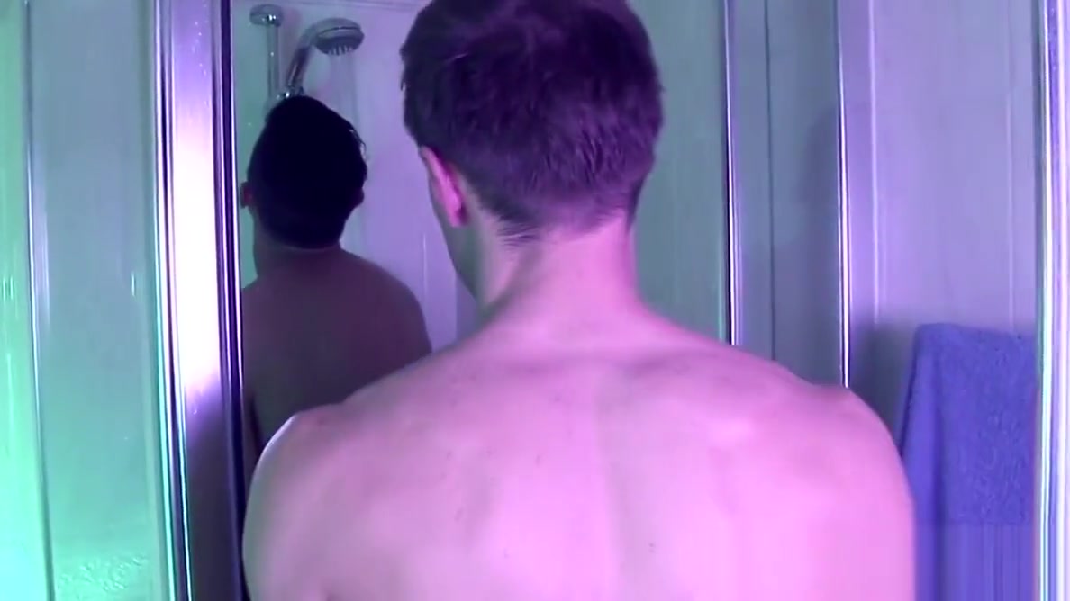 Shower hunks cumdropping after assfucking