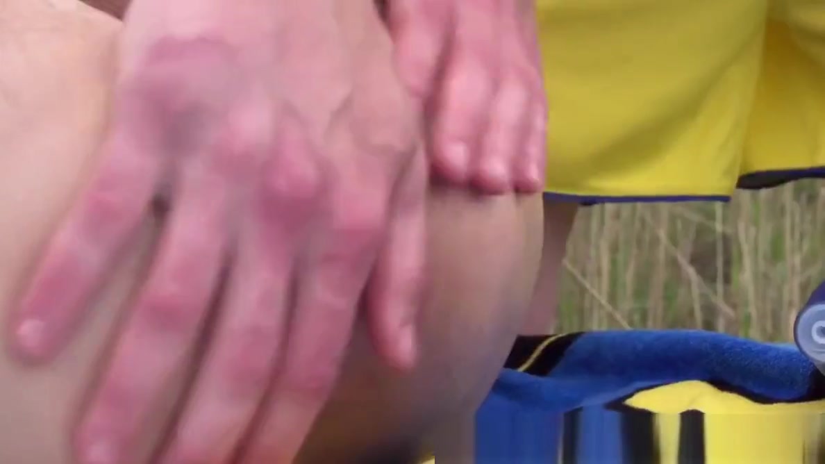 Young twink cumdrops during outdoor massage