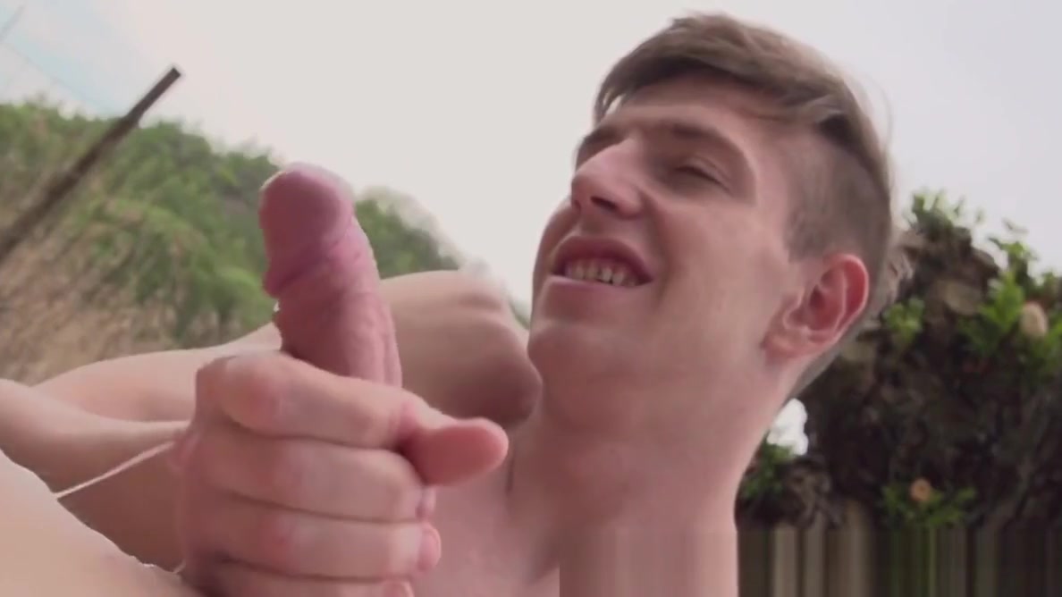 Young twink cumdrops during outdoor massage