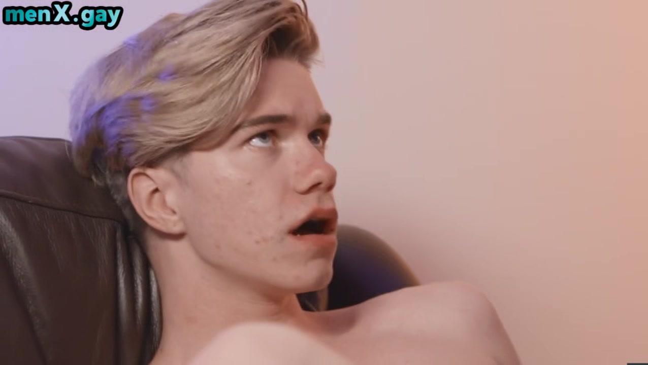 Bottom twink assfucked by tattooed boyfriend till cumshot