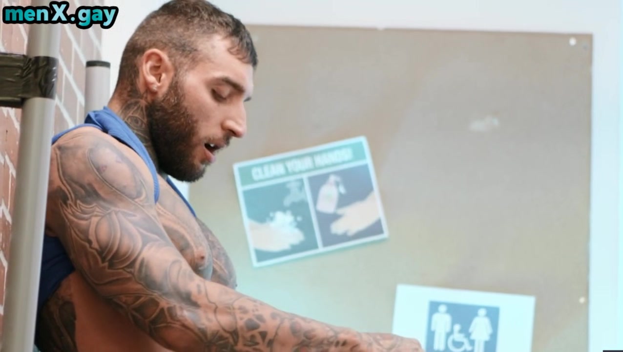 Tattooed hunk fucks stud anal hole after deepthroating